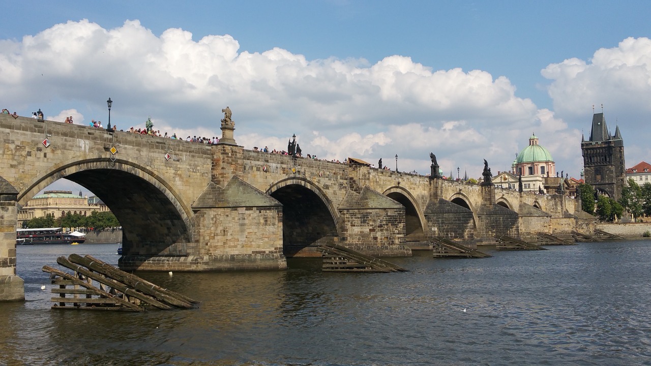 Die Karlsbrücke mit ihren Brückentürmen